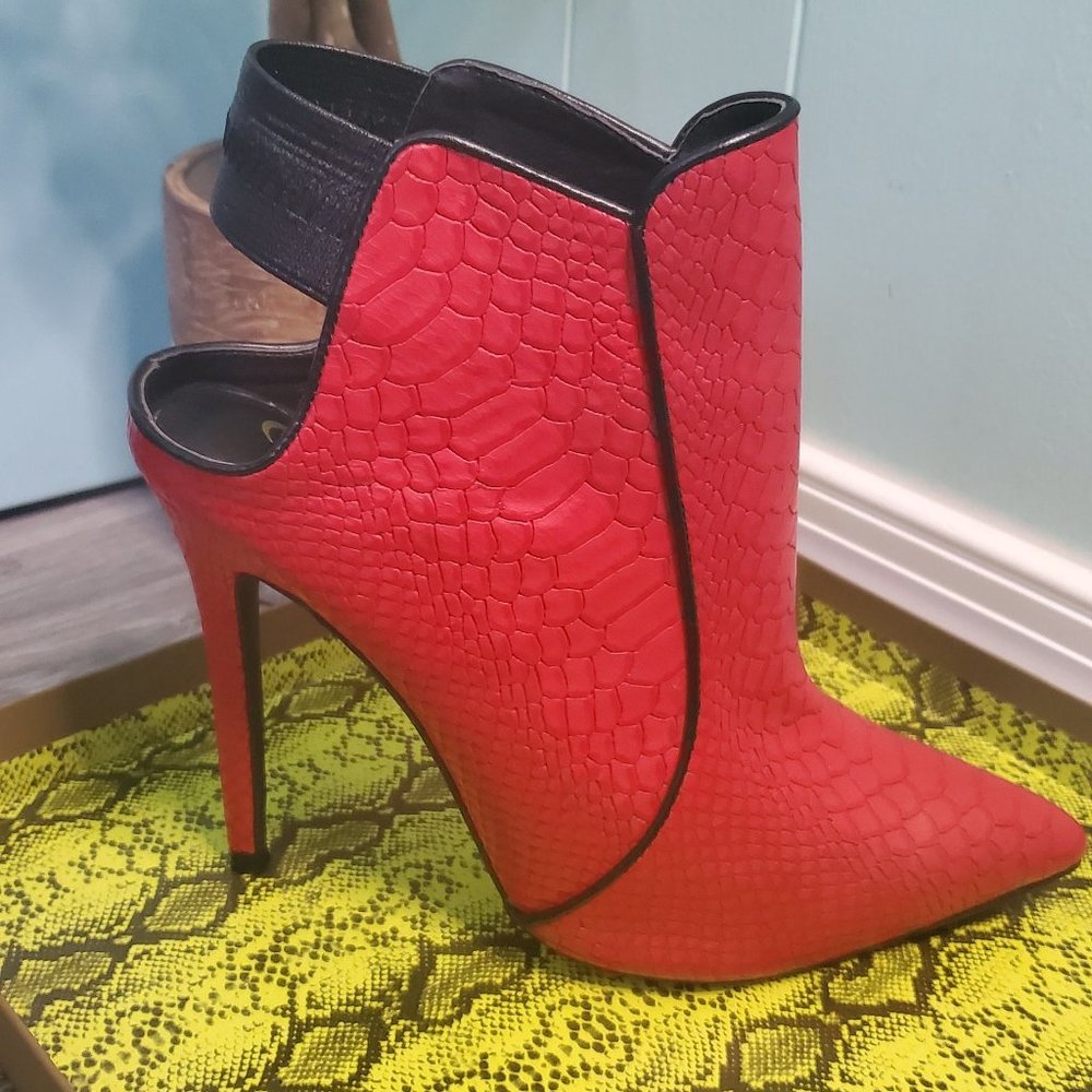 Paladora Booties by Privileged - Picture 10 of 13